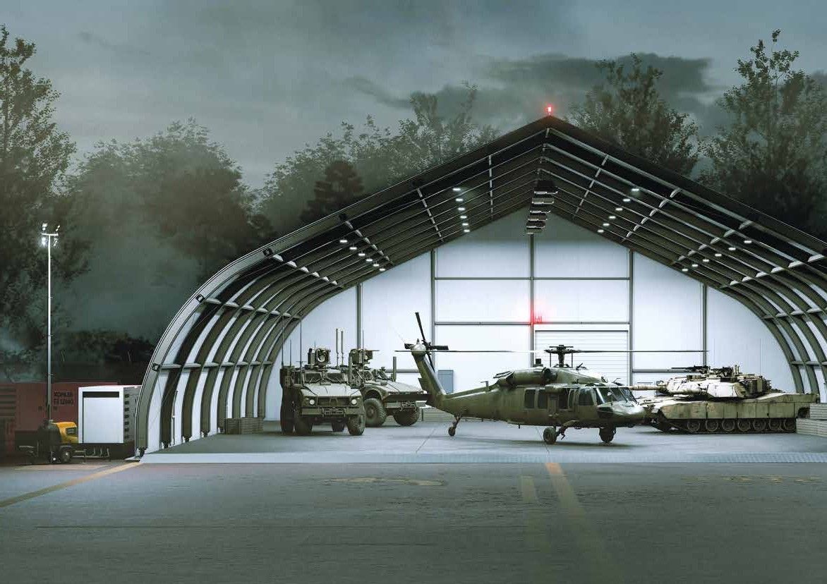 Hală RFS cu elicopter și vehicule militare pe platformă